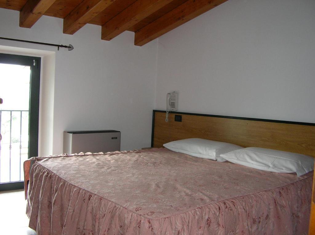 Hotel La Pergola Moniga del Garda Room photo